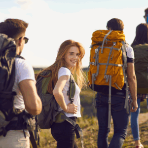 Vidám fiatalok kiránduláson