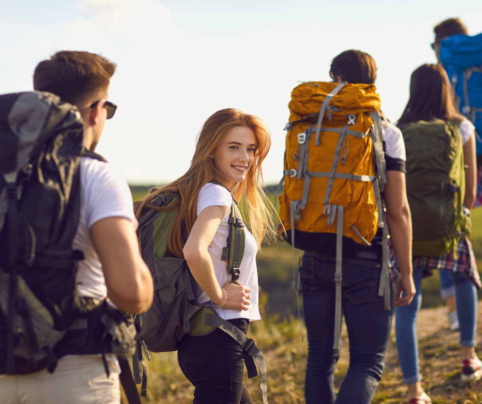 Vidám fiatalok kiránduláson