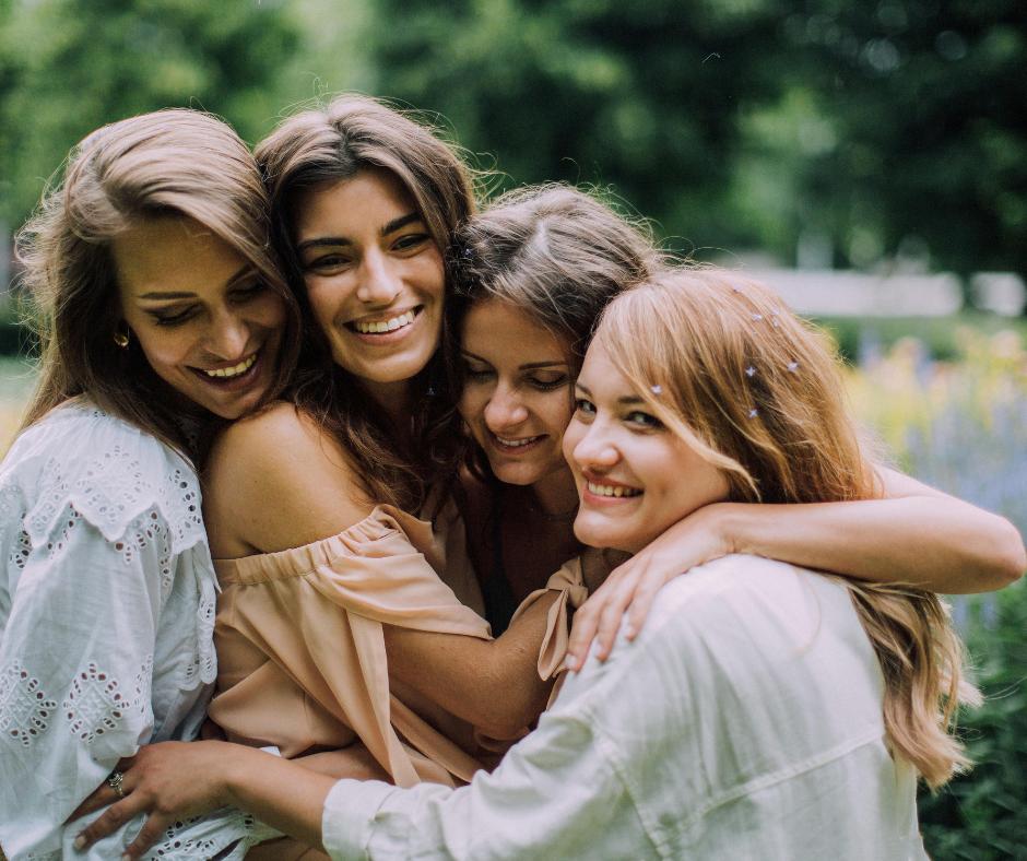 Mosolygó baráti társaság ölelkezve