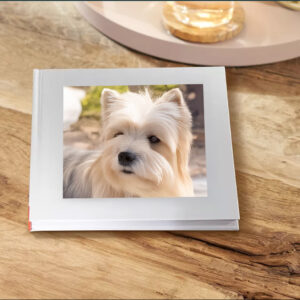 Fotókönyv kutyaportréval faasztalon.