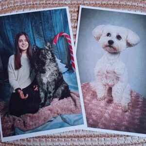 Két nyomtatott kutyás fénykép asztalon.