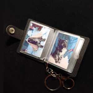 Kutyás fotóalbum kulcstartó formában.