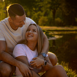 Boldog pár ölelkezik a naplementében a tóparton – Élménykör fotózás.