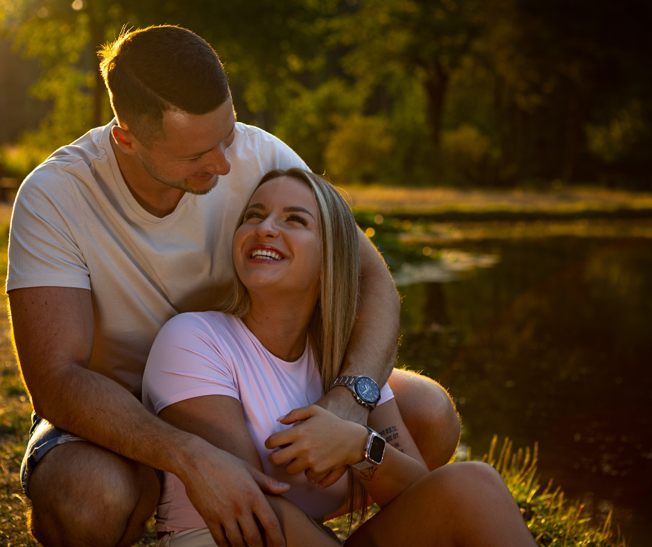 Boldog pár ölelkezik a naplementében a tóparton – Élménykör fotózás.